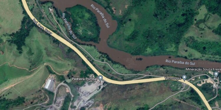 Acidente envolvendo caminhonetes deixa trânsito lento na Dutra, em Barra Mansa