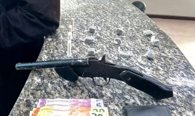 Homem é preso com arma artesanal e drogas em Barra Mansa