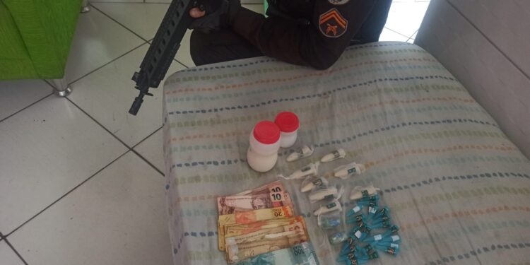 Dupla é presa com pinos de cocaína em Quatis