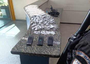 Polícia Militar apreende mais de 600 pinos de cocaína na Vila Nova, em Barra Mansa