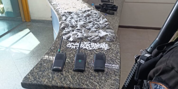 Polícia Militar apreende mais de 600 pinos de cocaína na Vila Nova, em Barra Mansa