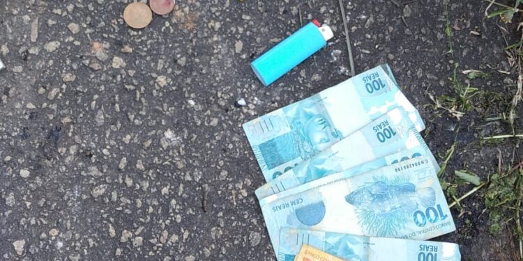 Dupla em moto é detida em Resende
