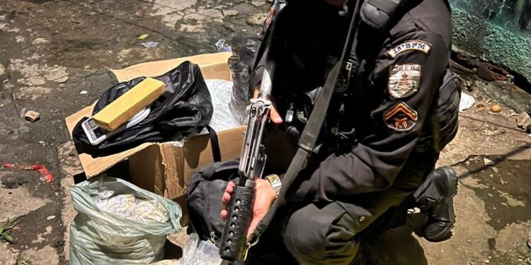 Traficantes abandonam carga de drogas avaliada em R$ 80 mil, em Barra Mansa
