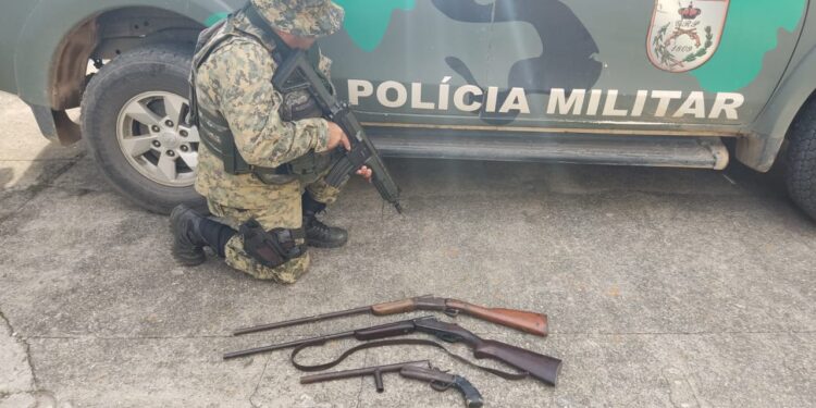Homem é detido com duas espingardas e uma garrucha de fabricação caseira em Valença