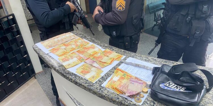 Homem é preso e menor apreendida por tráfico de drogas na Vila Delgado, em Barra Mansa