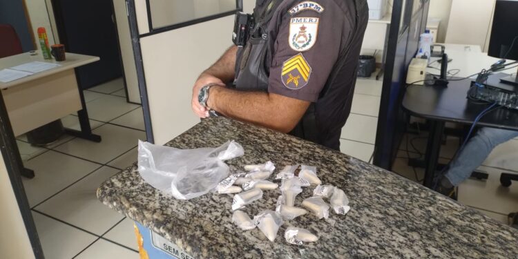 PM apreende pinos de cocaína em Quatis