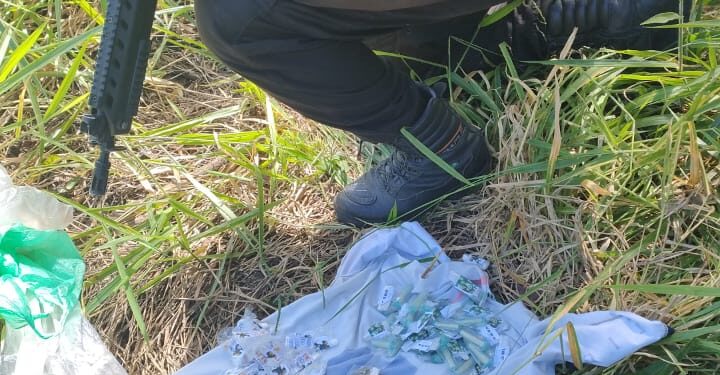 Homem é preso e menor apreendido por tráfico de drogas em Resende