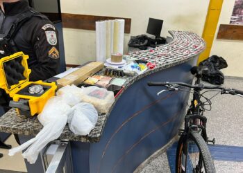 Após denúncia, PM apreende drogas e material do tráfico em Barra do Piraí