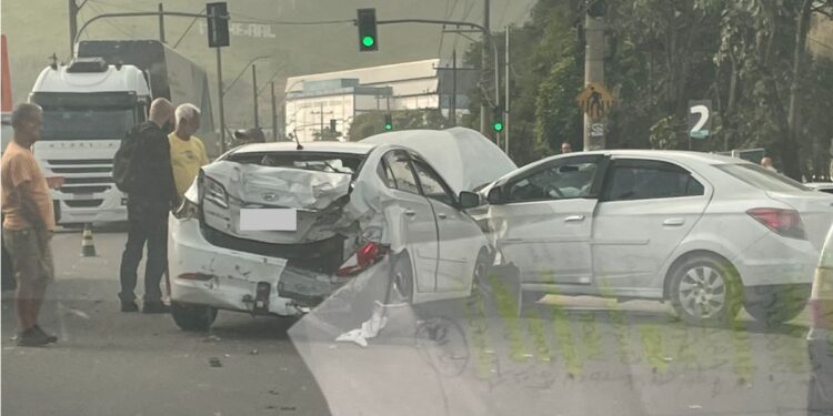 Batida entre carros gera congestionamento em Três Poços, em VR
