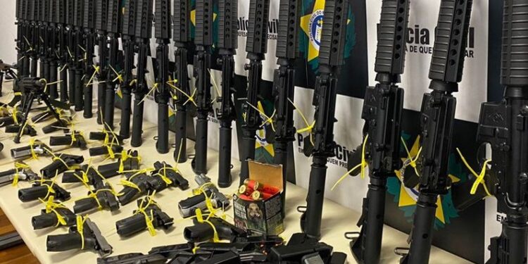 Rio de Janeiro bate recorde e apreende o maior número de fuzis dos últimos 16 anos