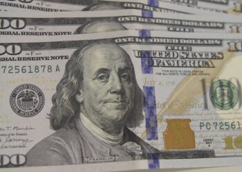 Dólar volta ficar abaixo de R$ 5 após dados econômicos