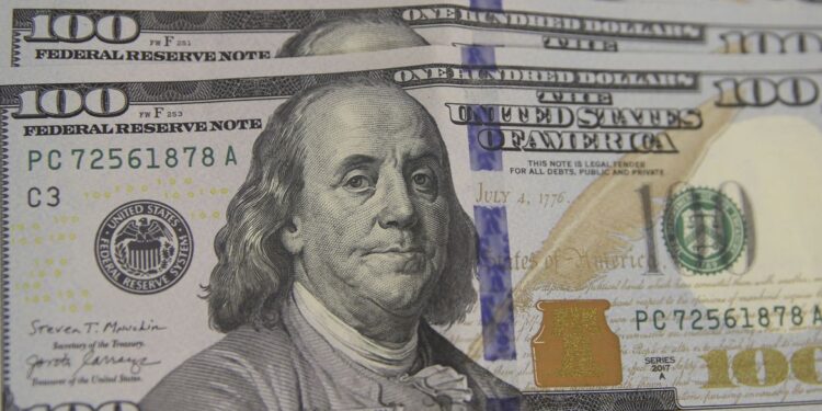 Dólar volta ficar abaixo de R$ 5 após dados econômicos