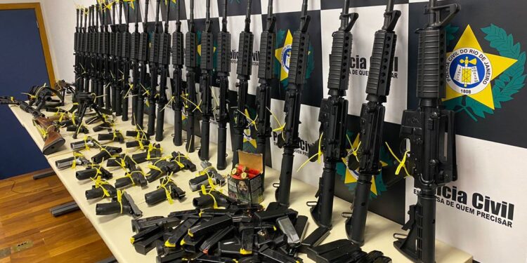 Polícia Militar retira das ruas 205 fuzis do crime organizado no estado do Rio
