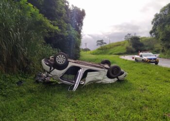 Médica fica ferida após capotar veículo próximo ao posto da PRF na BR-393