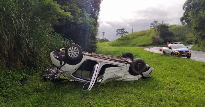 Médica fica ferida após capotar veículo próximo ao posto da PRF na BR-393