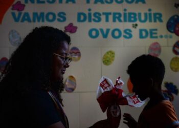 Crianças do Lar Acolhedor de BM recebem doações de ovos de Páscoa