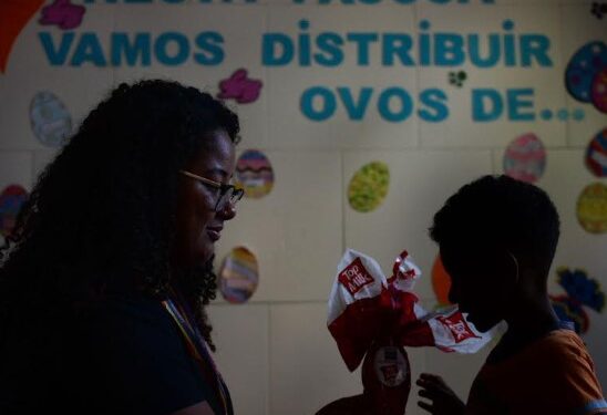 Crianças do Lar Acolhedor de BM recebem doações de ovos de Páscoa