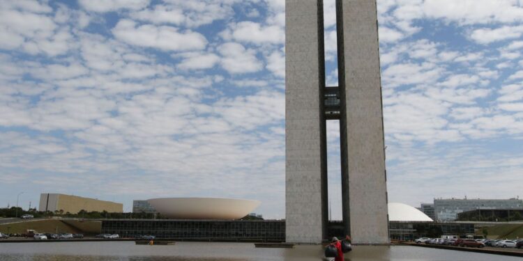 Congresso aprova reajuste de 9% para servidores do Executivo