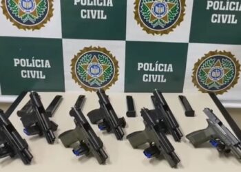 Mulher é detida com sete pistolas presas ao corpo