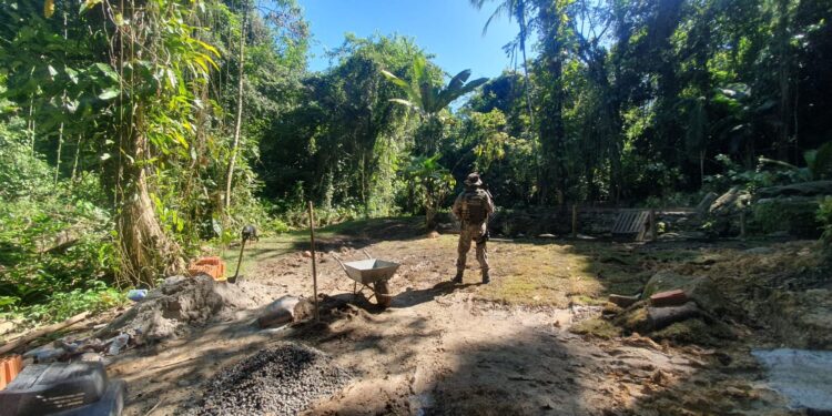 Polícia Ambiental flagra construção irregular e corte de árvores em Angra dos Reis