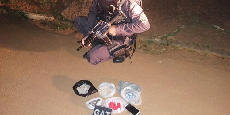 Disque Denúncia leva a apreensão de drogas em Barra do Piraí