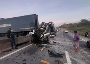 Carretas se envolvem em grave acidente na Dutra, em Barra Mansa