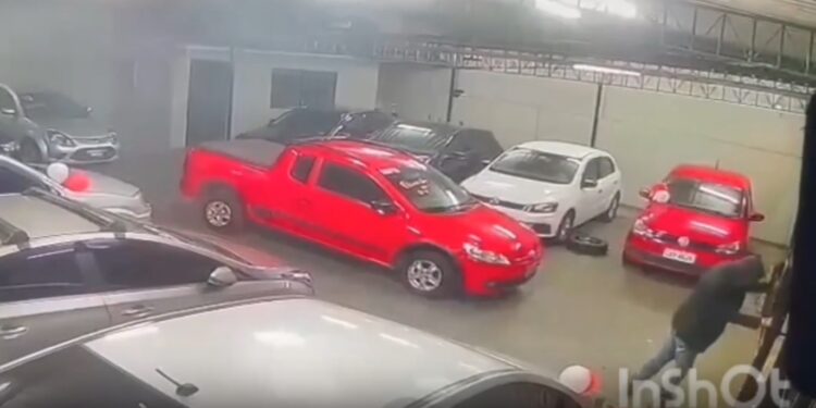 Homem invade loja e furta veículo em Barra Mansa