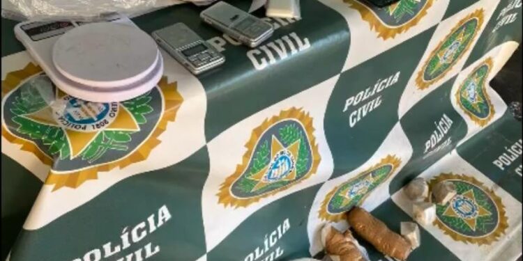 Polícia Civil prende mulher com 1,8kg de pasta base de cocaína, em Volta Redonda