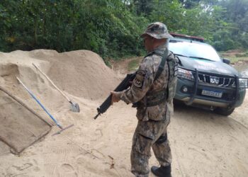 Polícia Ambiental flagra extração ilegal de areia em Pinheiral
