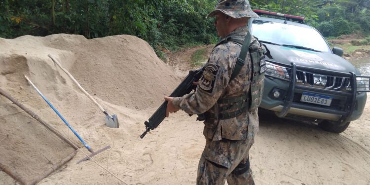Polícia Ambiental flagra extração ilegal de areia em Pinheiral