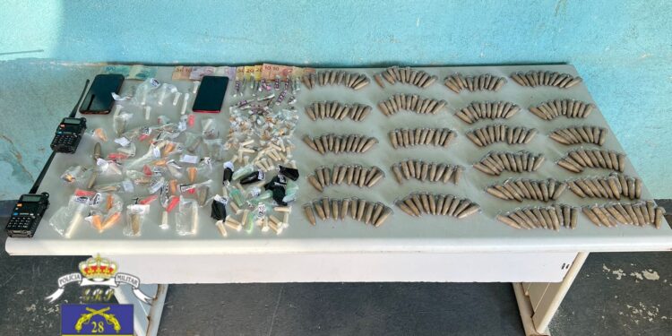 Polícia Militar apreende drogas, armas e material do tráfico em três bairros de Volta Redonda