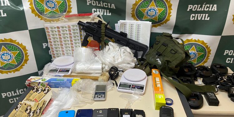Homem é preso com arma, drogas e material para endolação no Coqueiros, em Volta Redonda