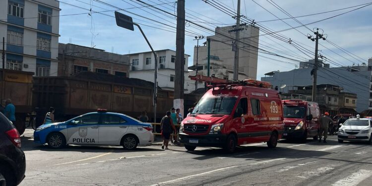 Mulher fica ferida após acidente envolvendo trem no Centro de Barra Mansa