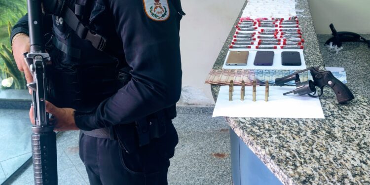 Três homens são presos com drogas, arma e munições em Barra Mansa