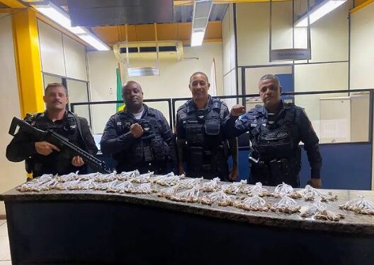 Polícia Militar apreende 279 sacolés de cocaína na Dutra