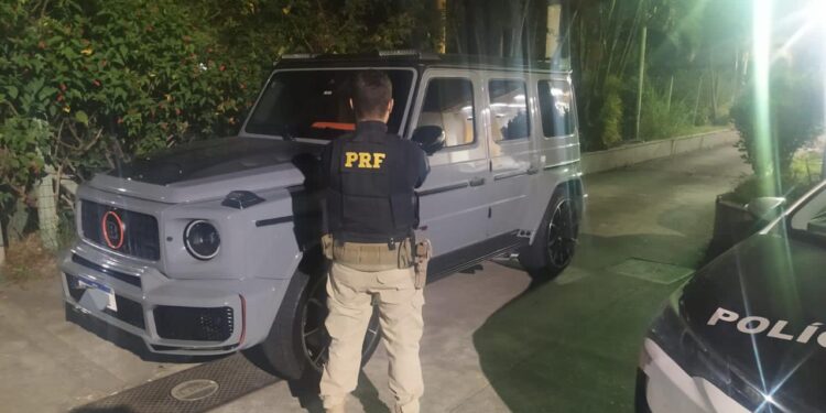 Carro de luxo avaliado em R$ 2 milhões é recuperado na Dutra, em Itatiaia