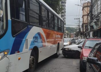 Carro e ônibus colidem no Centro de Barra Mansa