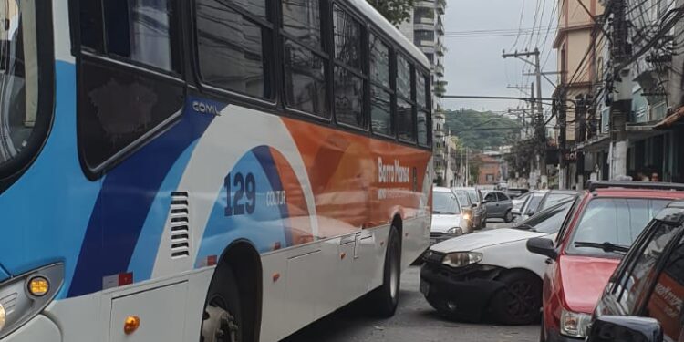 Carro e ônibus colidem no Centro de Barra Mansa