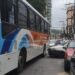 Carro e ônibus colidem no Centro de Barra Mansa