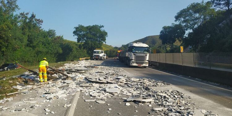 Carga de granito tomba na Dutra, em Barra Mansa