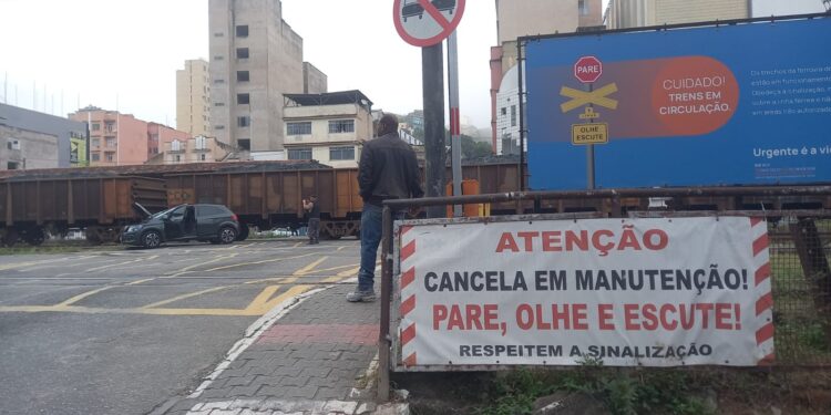 Mulher fica ferida após carro colidir com trem em Barra Mansa