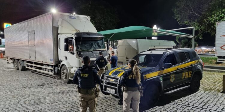 PRF realiza operação contra exploração sexual de menores na Dutra
