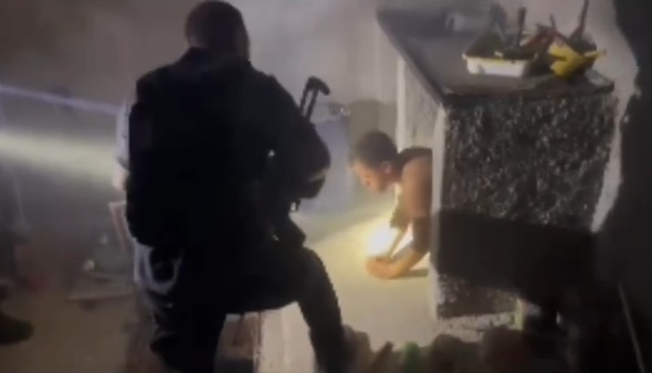 Vídeo: Polícia flagra traficantes escondidos em túnel e apreende grande quantidade de fuzis em operação no Rio