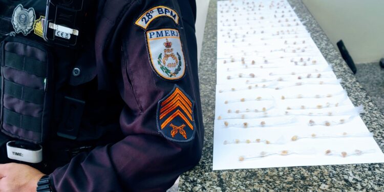 Homem é preso por tráfico de drogas no bairro Vila Maria, em Barra Mansa