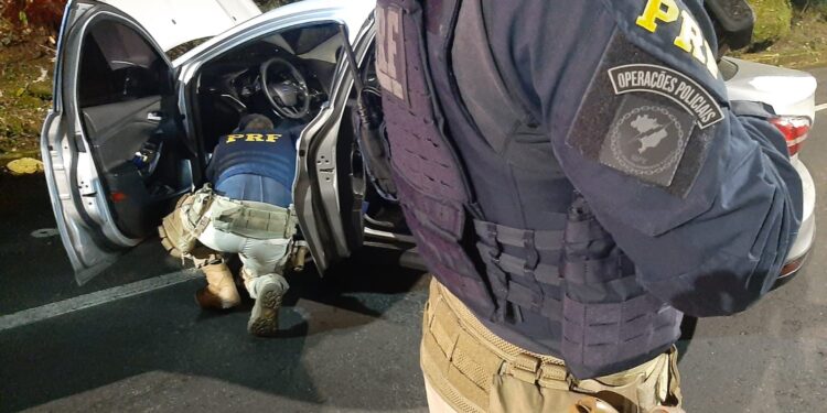 PRF apreende carro adulterado na Rio Santos, em Mangaratiba