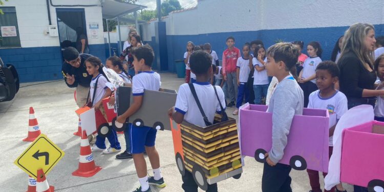 Maio Amarelo: PRF realiza ação educativa em Vassouras