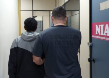 Homem deixa filho de 1 ano cair de cabeça no chão e ameaça companheira menor de idade em Barra do Piraí