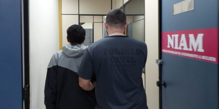 Homem deixa filho de 1 ano cair de cabeça no chão e ameaça companheira menor de idade em Barra do Piraí