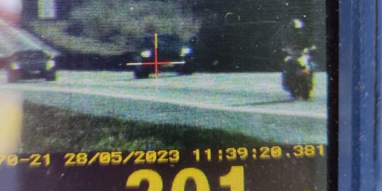 Motorista é flagrado a mais de 200 Km/h na Dutra