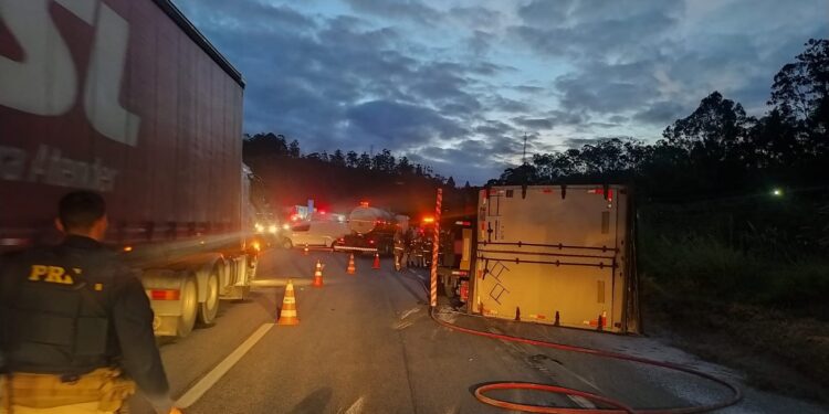 Carreta tomba após colidir em van na Dutra, em Barra Mansa
